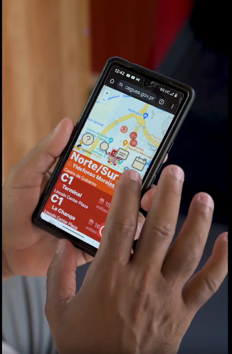 Ciudadano consultando la app de transporte municipal en el teléfono